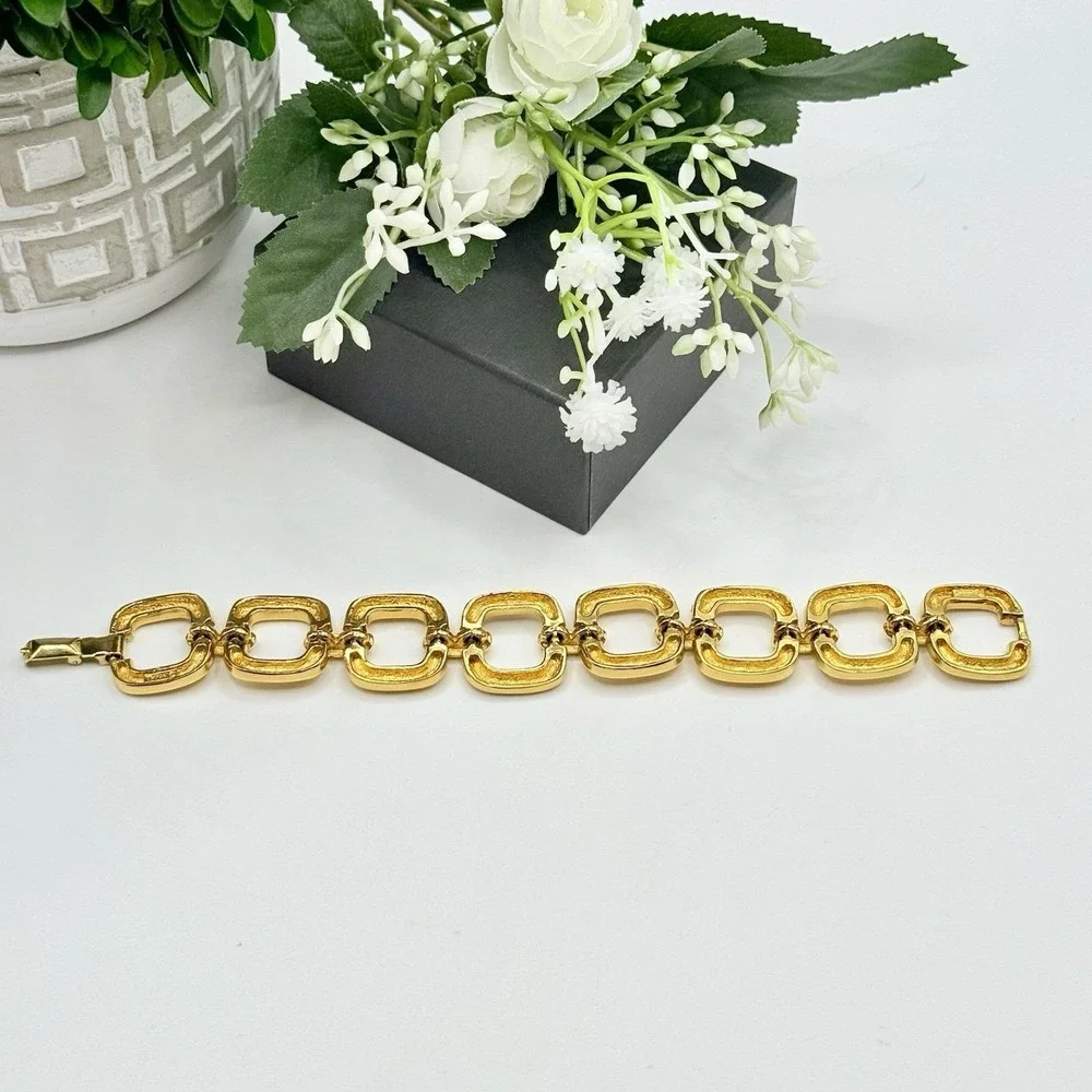 Vintage Trifari Gold Link Bracelet Chunky Chain‎ 80s Statement Jewelry